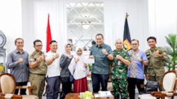 Wali Kota Pariaman, Yota Balad, melepas dua atlet taekwondo terbaik Kota Pariaman.