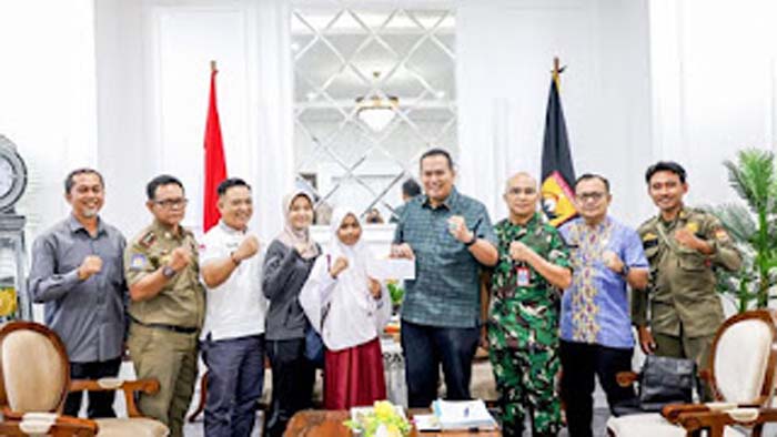 Wali Kota Pariaman, Yota Balad, melepas dua atlet taekwondo terbaik Kota Pariaman.