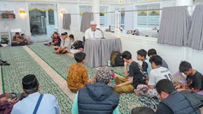 Gubernur Mahyeldi itikaf di Masjid Jihad Perak.