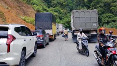 Truk Tronton Rusak, Kemacetan Panjang Terjadi di Panorama Dua Sitinjau Lauik