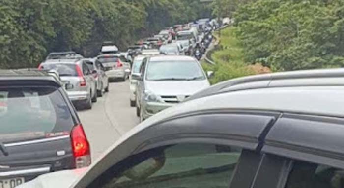 Kemacetan Parah di Panorama Dua Padang Akibat Mobil Mogok.