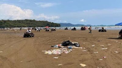 Sampah berserakan di kawasan wisata Pantai Air Manis Padang.
