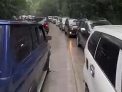 Kendaraan Terhambat di Sitinjau Lauik, Polisi Turun Atur Lalu Lintas