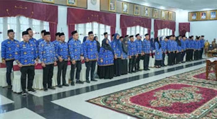 Sekretaris Daerah Provinsi Sumbar, Arry Yuswandi melantik 44 pejabat.