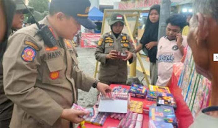 Personel Satpol PP Padang melakukan penyitaan sejumlah petasan