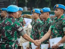 Danpaspampres Lepas Prajurit Cuti Lebaran dan Serahkan Bingkisan Idulfitri
