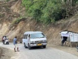 Jalan Sempit Akibat Longsor, Warga Turun Tangan Atur Arus Kendaraan