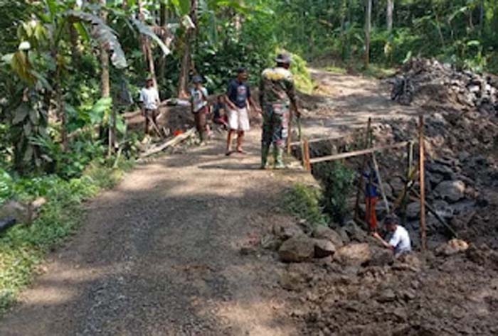 Pondasi Harapan dari Bawah Jembatan: Awal Jalan Lebih Lebar untuk Warga.
