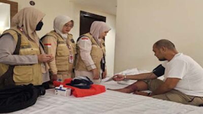 Petugas haji melakukan pemeriksaan Kesehatan Jemaah di hotel pemondokan.