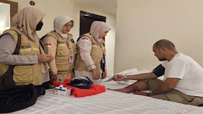 Petugas haji melakukan pemeriksaan Kesehatan Jemaah di hotel pemondokan.