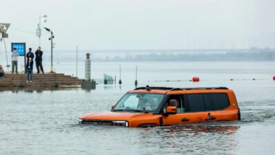 Ketika Jetour G700 Berenang Seberangi Sungai Sejauh 1,2 Km dalam 10 Menit, Pecahkan 3 Rekor.