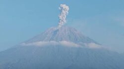 Gunung Semeru di Kabupaten Lumajang meletus