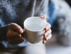 Rutin Minum Air Hangat Pagi Hari Bisa Bantu Turunkan Berat Badan dan Jaga Tenggorokan