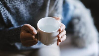 Rutin Minum Air Hangat Pagi Hari Bisa Bantu Turunkan Berat Badan dan Jaga Tenggorokan