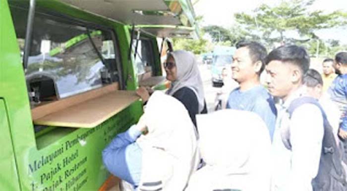 Mobil layanan keliling di sejumlah titik Kota Padang.