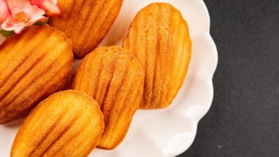 Butter tteok sedang tren di Korea Selatan dan Indonesia. Kamu bisa membuat sendiri di rumah dengan resep butter tteok sederhana berikut ini.