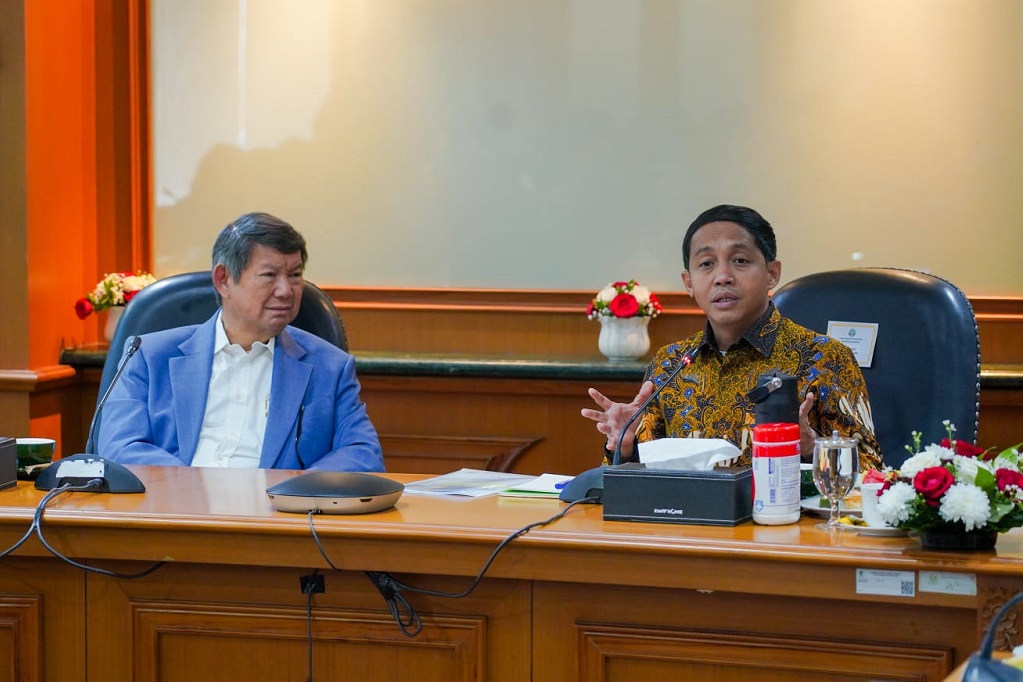 Ketua Satgas Inovasi Pembiayaan Pengelolaan Taman Nasional Hashim Djojohadikusumo dan Menhut Raja Juli Antoni.