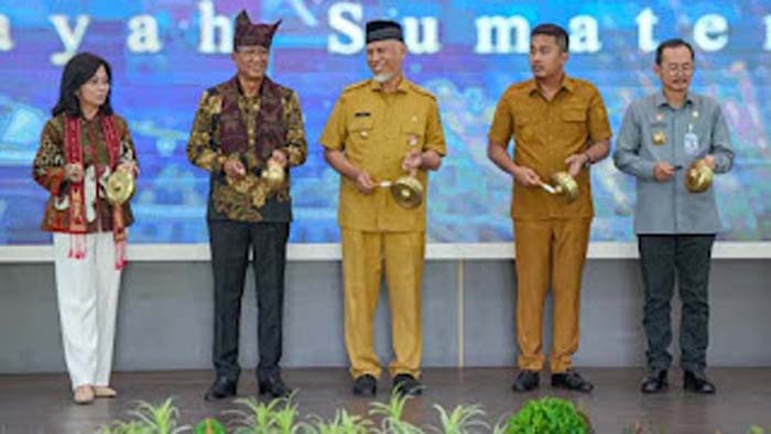 Gubernur Mahyeldi dan Wagub Vasko menandai peresmian Posbankum.