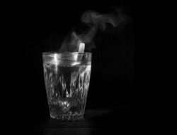 Kebiasaan Sederhana, Ini 8 Manfaat Minum Air Hangat Saat Bangun Tidur