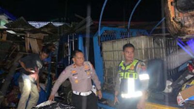 Truk Trado Lepas Kendali, Tabrak Rumah Warga di Solok Selatan