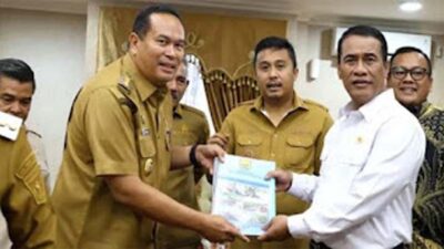 Wako Yota Balad disaksikan Wagub Sumbar Vasko Ruseimy menyerahkan enam proposal