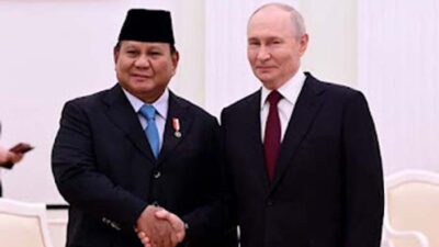 Presiden Indonesia Prabowo Subianto bersalaman dengan Presiden Rusia Vladimir Putin.
