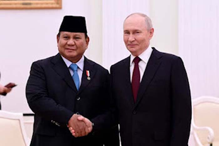 Presiden Indonesia Prabowo Subianto bersalaman dengan Presiden Rusia Vladimir Putin.
