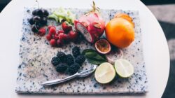 Tanpa penyimpanan yang tepat, buah dan sayur bakal lebih cepat layu bahkan membusuk. Begini tips simpan buah dan sayuran potong supaya tetap segar.