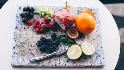 Tanpa penyimpanan yang tepat, buah dan sayur bakal lebih cepat layu bahkan membusuk. Begini tips simpan buah dan sayuran potong supaya tetap segar.