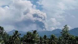 Gunung Dukono di Halmahera Utara erupsi
