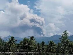 Gunung Dukono Semburkan Abu Pekat 1 Km