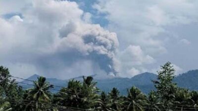 Gunung Dukono Semburkan Abu Pekat 1 Km