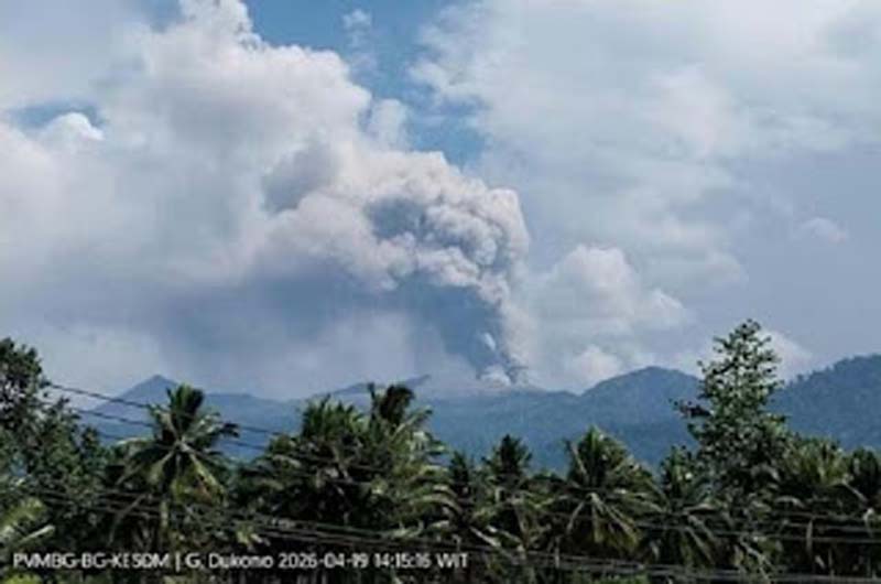 Gunung Dukono di Halmahera Utara erupsi