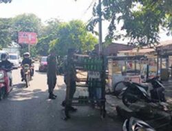 Satpol PP Padang Bersihkan Lapak Ilegal di Badan Jalan