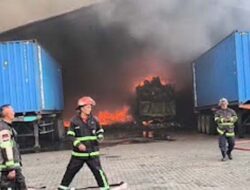 Kebakaran Hebat Hanguskan Gudang di Jalan Jati Medan, Diduga Berasal dari Truk Bermuatan Popok