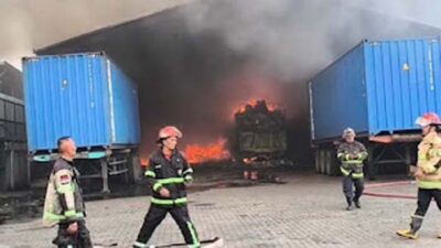 Kebakaran Hebat Hanguskan Gudang di Jalan Jati Medan, Diduga Berasal dari Truk Bermuatan Popok