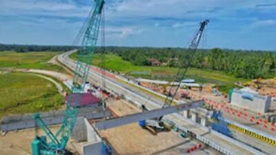 Pekerjaan pemasangan balok jembatan