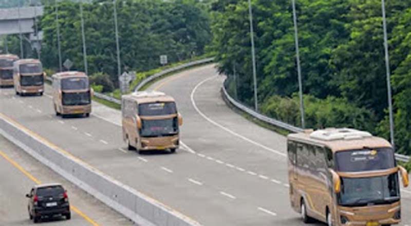 Rombongan Bus TAM melintas di Jalan Tol.