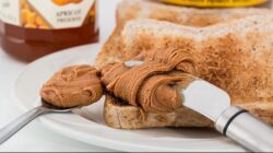 Perdebatan soal cara penyimpanan selai kacang di kulkas atau cukup di suhu ruang masih kerap muncul.