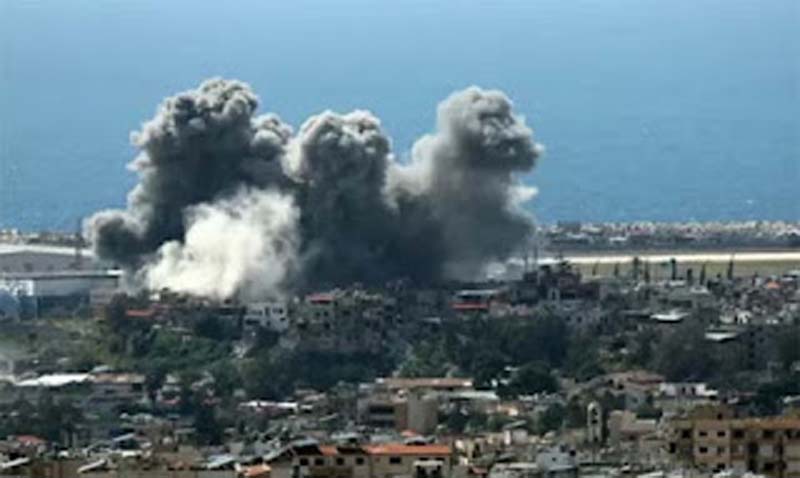Asap mengepul di atas kawasan permukiman setelah serangan Israel di Beirut, Lebanon