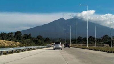 Kendaraan melintas di Jalan Tol Padang-Sicincin