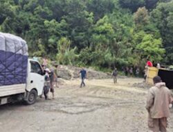 Polisi Terapkan Buka Tutup Jalan Pasca Longsor di Solok