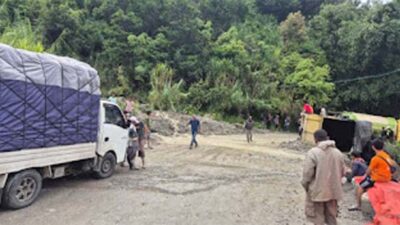 Sempat Lumpuh Akibat Longsor, Arus Lalu Lintas Penghubung Solok- Solsel di Aia Dingin Mulai Lancar