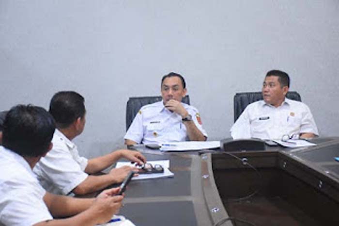 Wakil Bupati Agam, Muhammad Iqbal, menghadiri rapat.