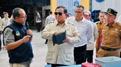 Presiden Prabowo Subianto saat meninjau Tempat Pengolahan Sampah Terpadu (TPST) Berwawasan Lingkungan dan Edukasi (BLE) di Kabupaten Banyumas, Jawa Tengah, Selasa (28/4/2026).