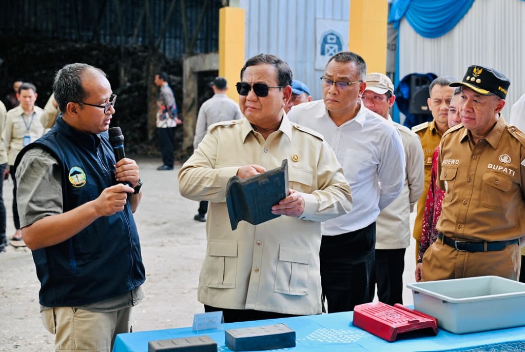 Presiden Prabowo Subianto saat meninjau Tempat Pengolahan Sampah Terpadu (TPST) Berwawasan Lingkungan dan Edukasi (BLE) di Kabupaten Banyumas, Jawa Tengah, Selasa (28/4/2026).
