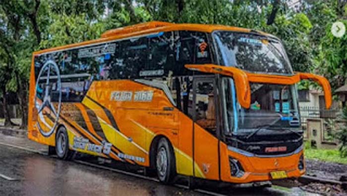 Bus Fajar Riau dengan armada Jetbus 5 bersasis Mercy 1626.