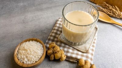 Jamu beras kencur menggunakan dua bahan utama yaitu beras putih dan rimpang kencur, kemudian dipadukan dengan bahan alami lainnya. Berikut resepnya.