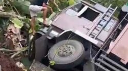Truk Terjun ke Jurang di Indarung Padang, Diduga Mundur Saat Menyalip.