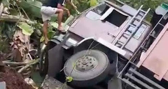 Truk Terjun ke Jurang di Indarung Padang, Diduga Mundur Saat Menyalip.